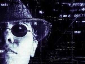 Programmatore cyber sicurezza con occhiali da sole e cappello in ambientazione digitale con codici e schermate di computer, rappresenta la hacking etico e il cybersecurity.