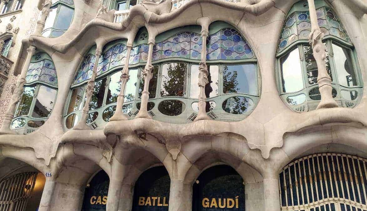 Immagine della facciata dell'edificio Casa Batlló a Barcellona, riconoscibile per la sua architettura modernista e le vetrate colorate.