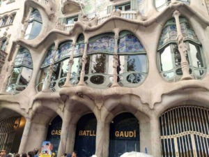 Immagine della facciata dell'edificio Casa Batlló a Barcellona, riconoscibile per la sua architettura modernista e le vetrate colorate.