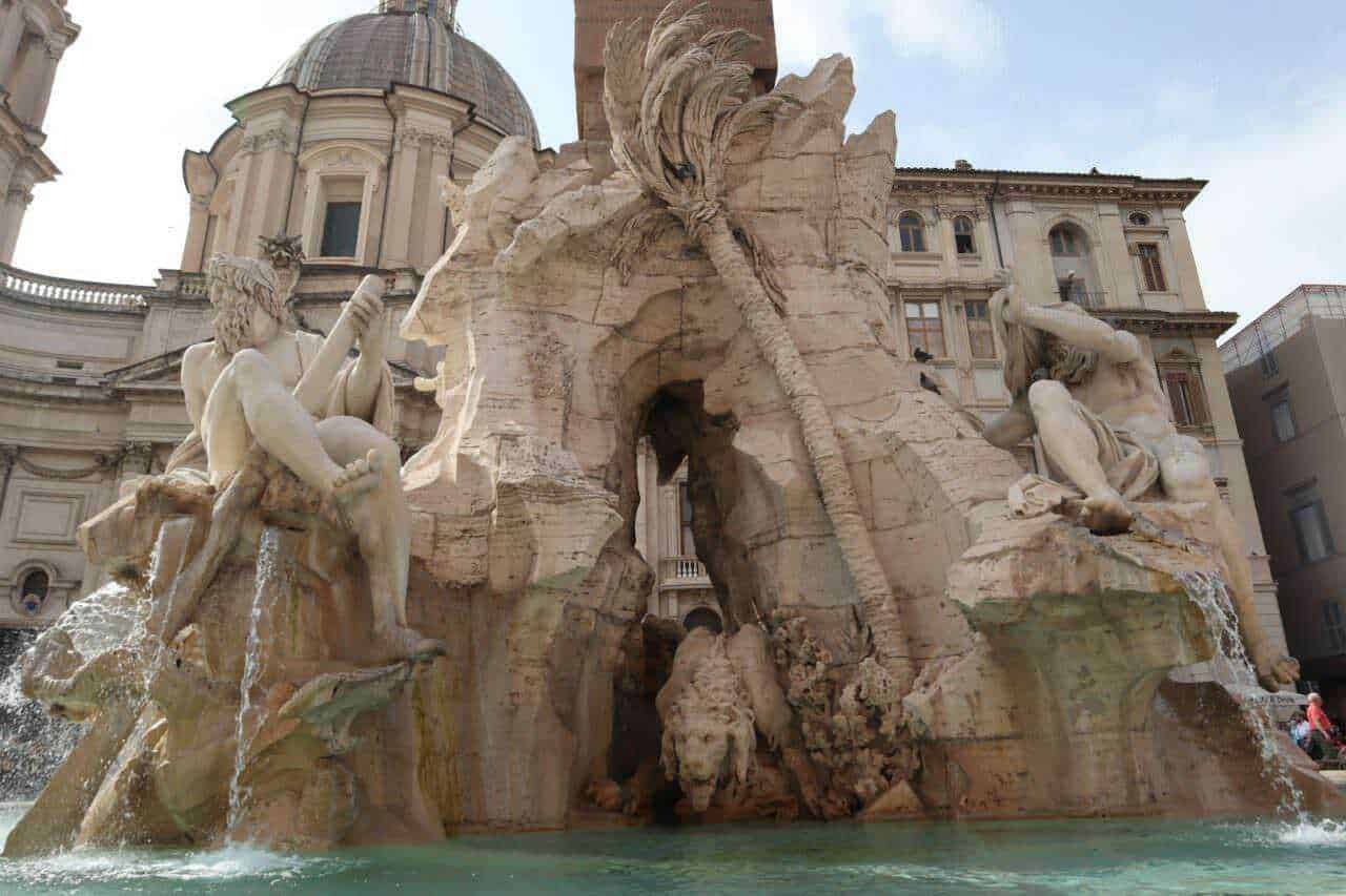 Fontana dei Quattro Fiumi a Piazza Navona a Roma, scultura barocca famosa con statue rappresentanti i fiumi Danubio, Gange, Nilo e Rio della Plata.