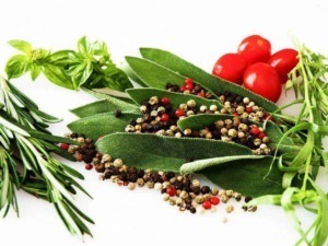 Fragola selvatica: Dei vari tipi di erbe aromatiche e spezie come basilico, rosmarino, salvia, pepe e timo disposte su uno sfondo bianco. Perfette per cucina, come decorazioni o utilizzo in ricette mediterranee.