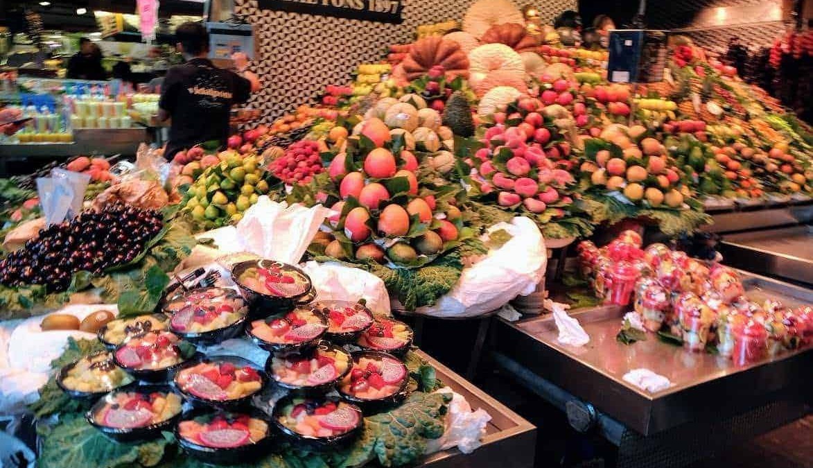 Pompe di frutta fresca e dolci colorati al mercato alimentare Appunti Sul Blog, enfatizzando alimentazione sana, prodotti freschi e mercato gastronomico.