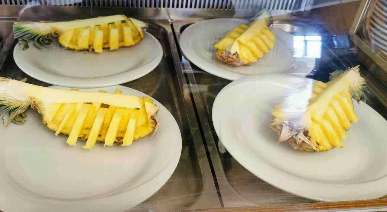 Fichi freschi affettati e pronti da servire, presentati su piatti bianchi in esposizione in una vetrina refrigerata. Perfetti per snack o dessert rinfrescanti.