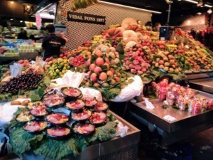 Pompe di frutta fresca e dolci colorati al mercato alimentare Appunti Sul Blog, enfatizzando alimentazione sana, prodotti freschi e mercato gastronomico.