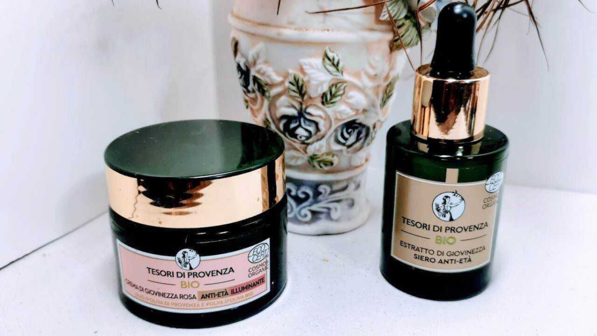 Prodotti di bellezza Bio Tesori di Provenza con estratto di giovinezza e rosa, campioni di siero anti-età e crema viso, ideali per cura della pelle naturale e biologica in modo ecologico.
