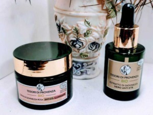 Prodotti di bellezza Bio Tesori di Provenza con estratto di giovinezza e rosa, campioni di siero anti-età e crema viso, ideali per cura della pelle naturale e biologica in modo ecologico.