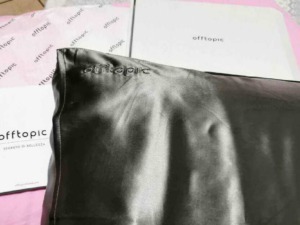 Offtopic cosmetici, packaging elegante e professionale, prodotti di bellezza di alta qualità, design raffinato, materiali premium, materiali di lusso per trattamenti di bellezza.