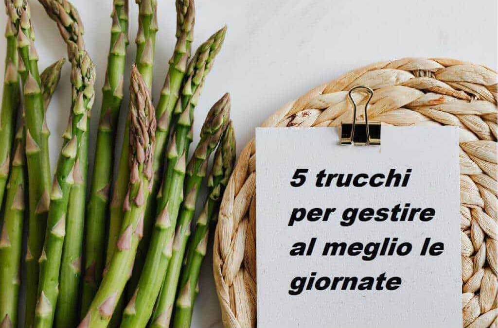 Asparagi freschi con foglie verdi, idea di un consiglio di cucina o benessere alimentare.