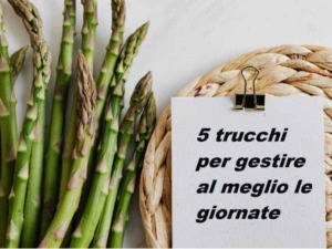 Asparagi freschi con foglie verdi, idea di un consiglio di cucina o benessere alimentare.