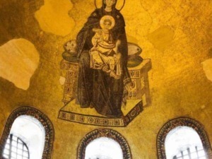 Mosaico della Vergine Maria e Bambino Sant'Antonio, decorazioni sacre nel soffitto di una chiesa storica italiana.
