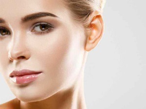 Belle donna con pelle liscia e capelli biondi, immagine di alta qualità di bellezza e cura della pelle.