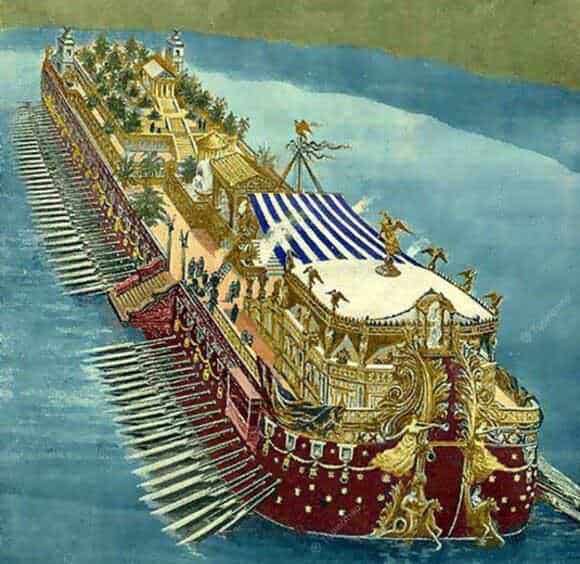 Alt: Nave da regina con dettagli decorativi dorati, pubblico e atmosfere storiche, tipica di un battello del passato in navigazione sul fiume.
