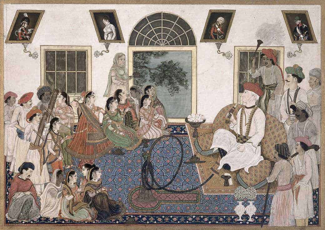 Faro, display di un maestro dei Missi Dargah che insegna a studenti e seguaci in una sala decorata con tappeti e dipinti tradizionali. Scena storica con dettagli culturali e abbigliamento tipico dell'India.