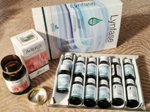 Sollievo dal dolore con Lynfase, integratore a base di enzimi naturali per il benessere articolare e muscolare, disponibile in confezione con più flaconi e capsule.