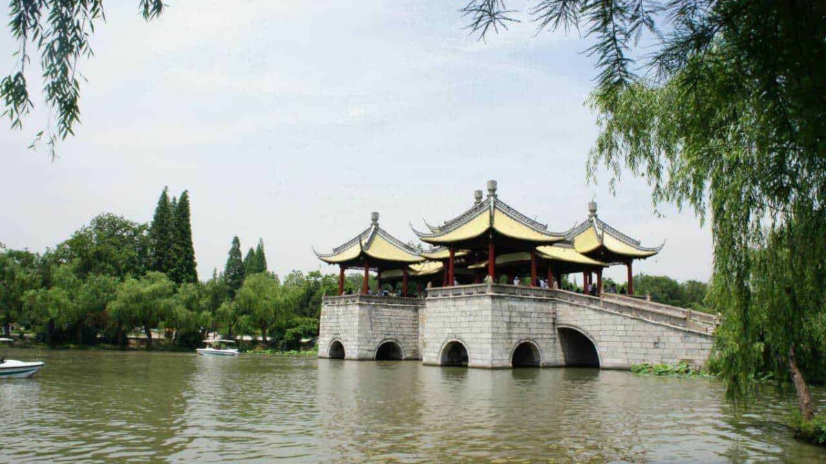 Tranquillo padiglione cinese sul lago con architettura tradizionale e natura circostante, perfetto per relax e cultura orientale.