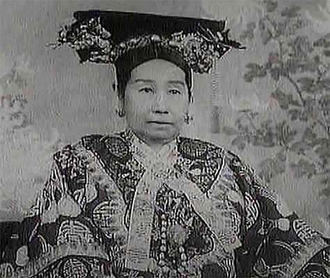 Una donna in abiti tradizionali giapponesi, con un cappello decorativo, in posa davanti a uno sfondo floreale, in stile vintage.