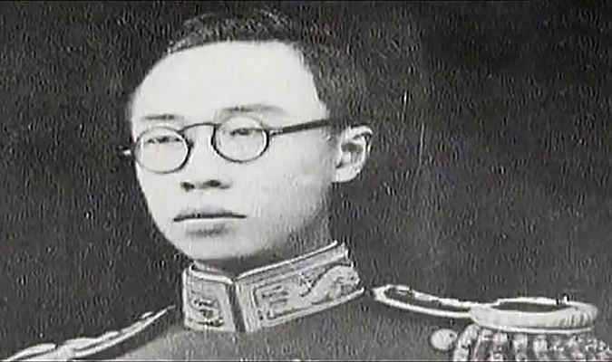 Imperatori cinesi: - Una figura storica di un ufficiale militare con volto di un giovane uomo, in uniforme d'epoca, immagine in bianco e nero, rappresentazione creativa e simbolica.