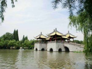 Tranquillo padiglione cinese sul lago con architettura tradizionale e natura circostante, perfetto per relax e cultura orientale.