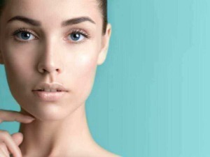 Bellissima donna con pelle liscia e occhi azzurri su sfondo turchese, ideale per coppie e bellezza, come immagine per blog di discussione estetica e skincare.
