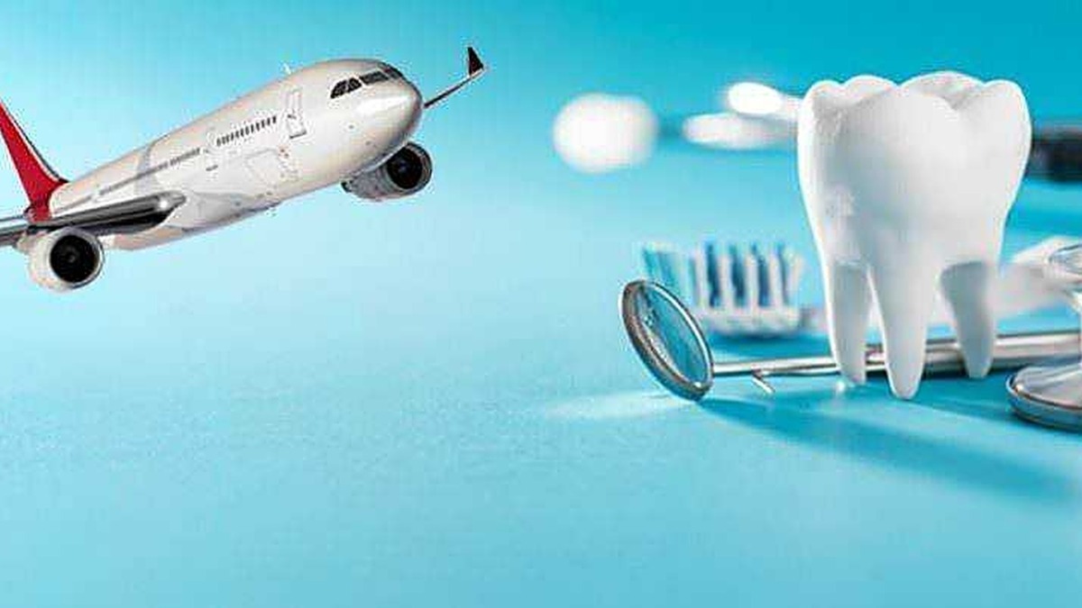 Aereo e attrezzature dentali sugli sfondi blu, simbolo di innovazione e odontoiatria moderna.