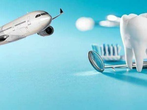 Aereo e attrezzature dentali sugli sfondi blu, simbolo di innovazione e odontoiatria moderna.