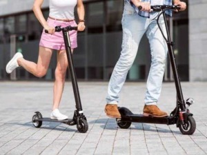 Pedali elettrici per scooter e monopattini in città, nuovi modi di spostarsi sostenibili. Ideale per ridurre traffico e inquinamento, perfetti per spostamenti rapidi e ecologici.