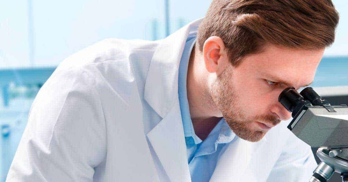Microscopio da laboratorio con scienziato al lavoro, studio di ricerca scientifica e analisi biologica. Ricerca e innovazione nel campo della scienza e della medicina in ambiente di laboratorio.