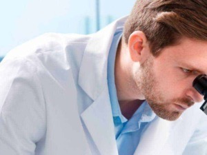 Microscopio da laboratorio con scienziato al lavoro, studio di ricerca scientifica e analisi biologica. Ricerca e innovazione nel campo della scienza e della medicina in ambiente di laboratorio.