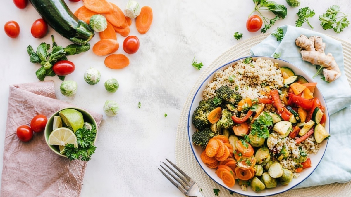 Verdure fresche, quinoa e legumi in un piatto salutare con ingredienti naturali, ideale per una dieta equilibrata e ricca di vitamine, presentato in modo appetitoso e colorato.