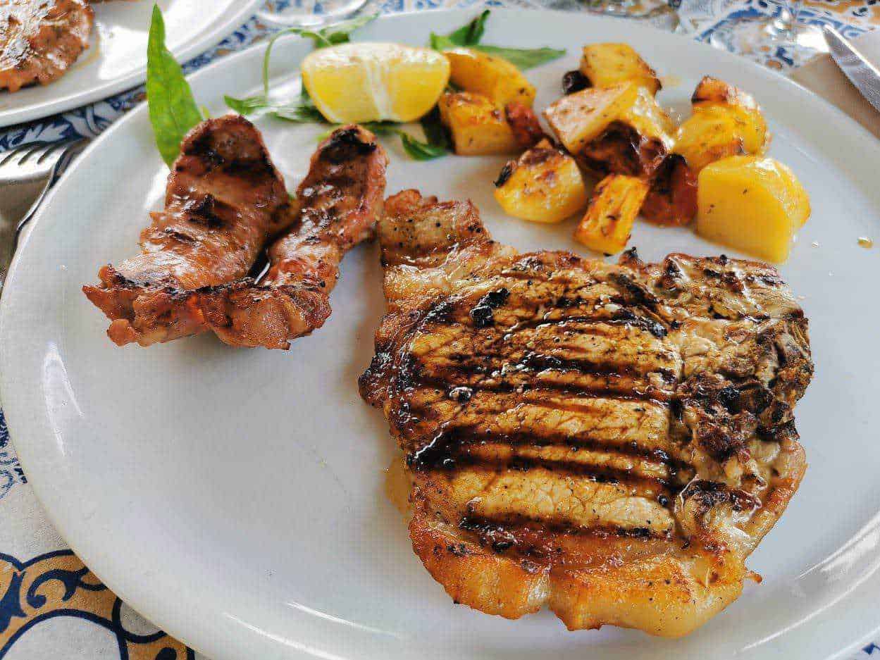 Cosa non mangiare in estate, 5 tipi di cibo 2 FileName: filet-alla-griglia-con-patate-e-bacchio.jpg.