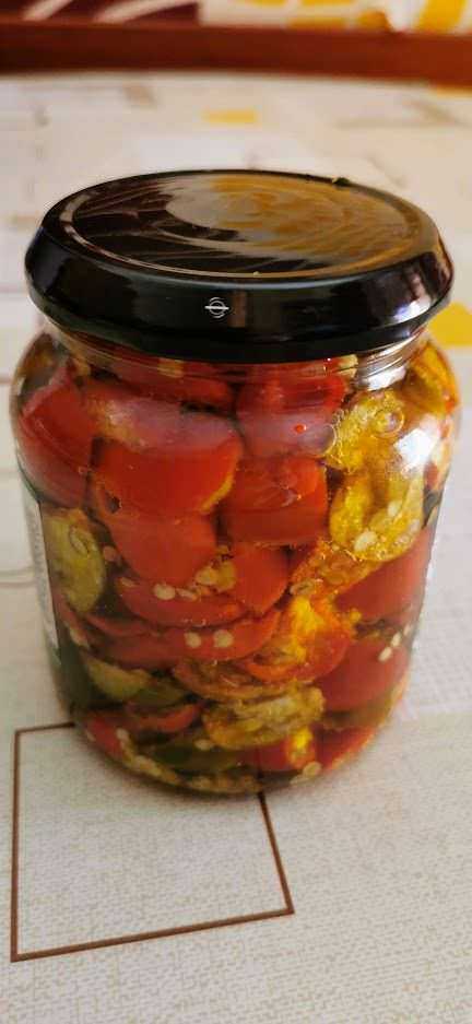 Cosa non mangiare in estate, 5 tipi di cibo 6 Pomodori sottolio fatti in casa in barattolo, perfetti per conserve e antipasti genuini. Preparazione semplice di conserve di pomodoro, ottimo metodo per conservarli a lungo.