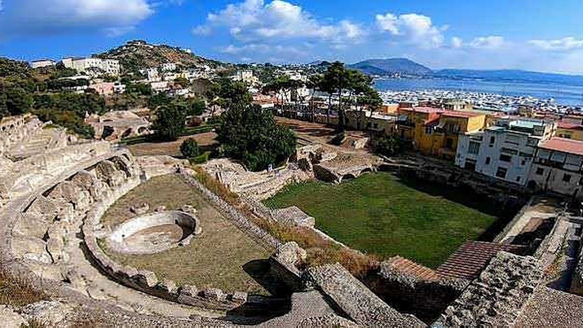 Antica arena romana a Trapani, resti archeologici ben conservati con vista mare e città, testimonianza storica di epoca romana, ideale per appassionati di storia e archeologia in Sicilia.