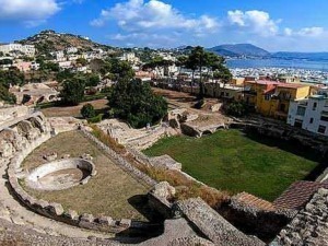Antica arena romana a Trapani, resti archeologici ben conservati con vista mare e città, testimonianza storica di epoca romana, ideale per appassionati di storia e archeologia in Sicilia.