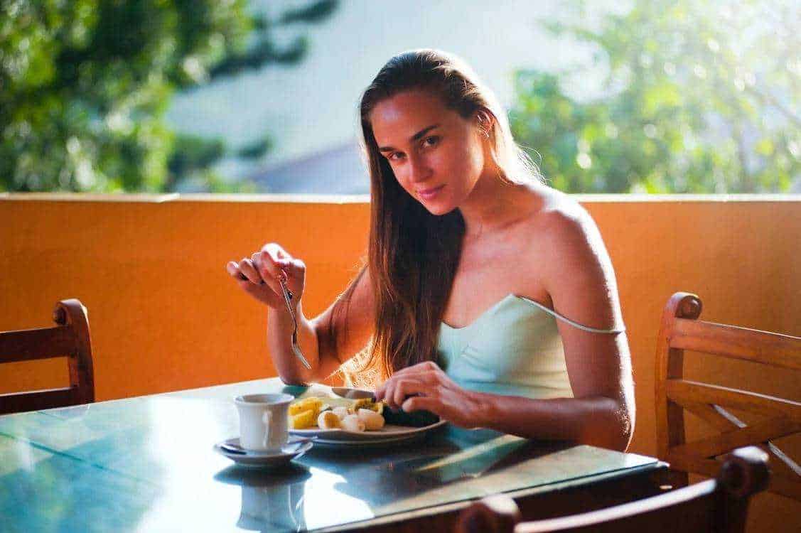 Dieta vegetariana e pianeta: digitale di una donna che mangia una colazione a base di frutta