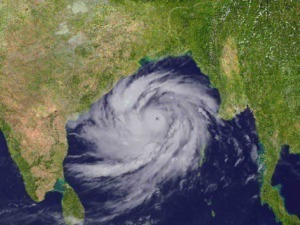 Immagine di un uragano che si avvicina agli Stati Uniti, con nuvole e venti forti evidenziati dalla satellite.