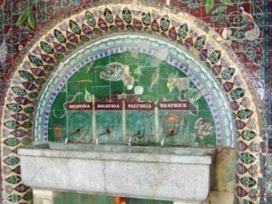 Fonte di acqua con piastrelle decorate, nomi delle sorgenti "Salsubia" e "Beatrice", in un sito storico o culturale italiano.