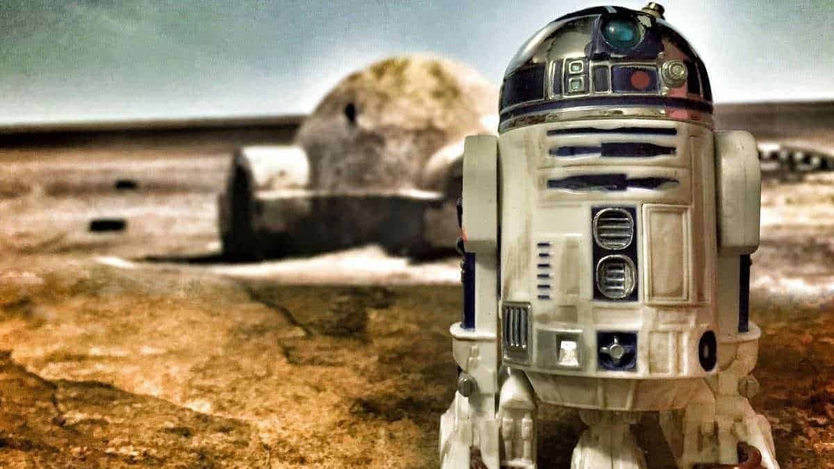 R2. Droid R2-D2 giocattolo in un ambiente desertico di Star Wars.