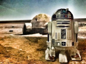 R2. Droid R2-D2 giocattolo in un ambiente desertico di Star Wars.