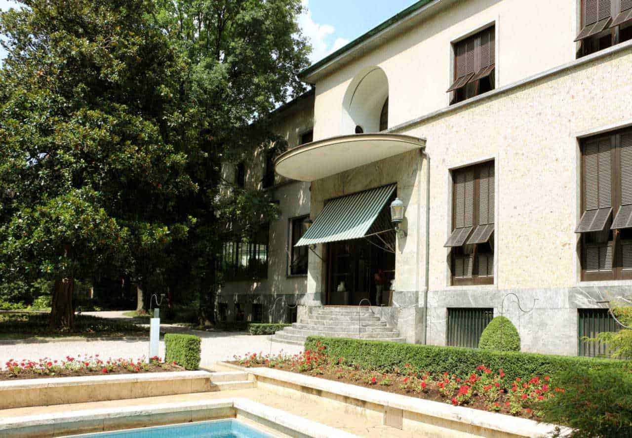 Milano 4 luoghi segreti da scoprire inconsueti. Villa storica con giardino curato e piscina all'aperto, ambiente tranquillo ideale per relax e soggiorni di charme in natura.