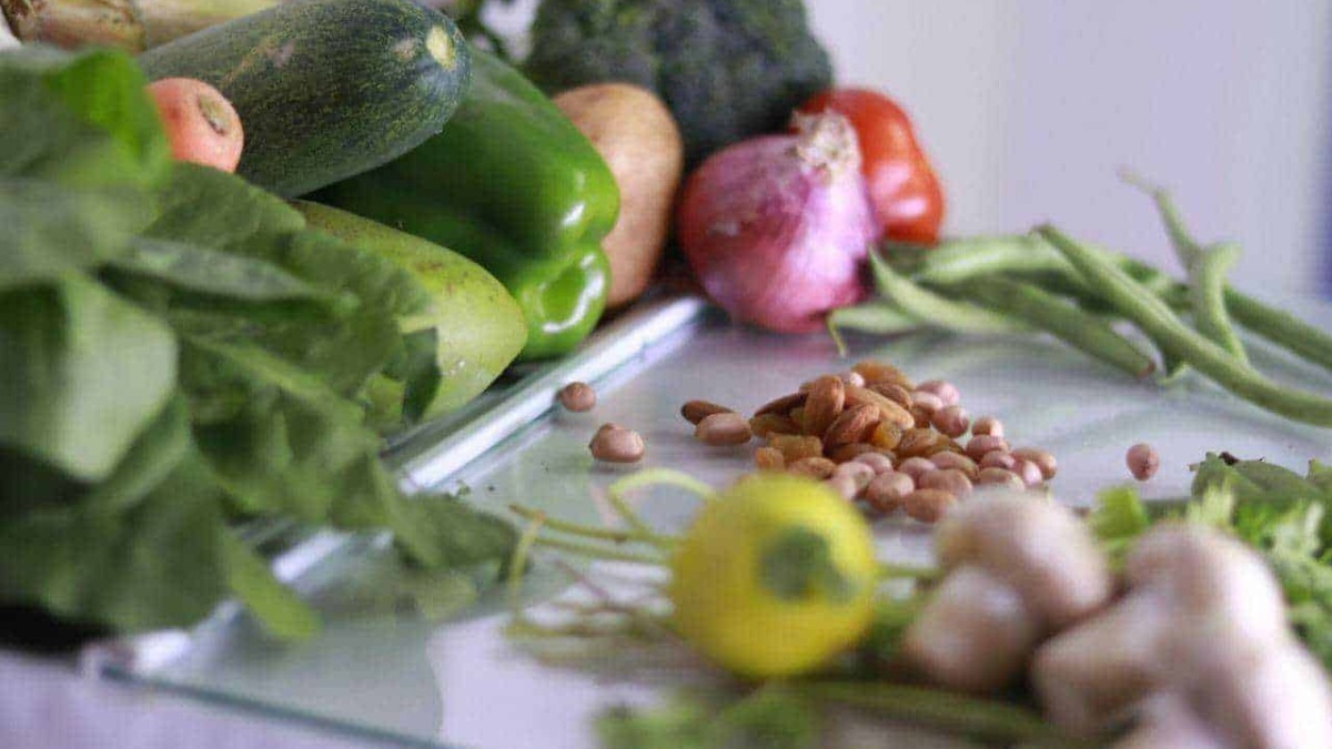 Verdure fresche e legumi sul tavolo, ingredienti salutari per ricette sane e gustose. Idee di cucina con verdure di stagione e prodotti biologici.