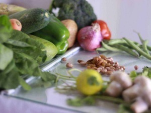 Verdure fresche e legumi sul tavolo, ingredienti salutari per ricette sane e gustose. Idee di cucina con verdure di stagione e prodotti biologici.