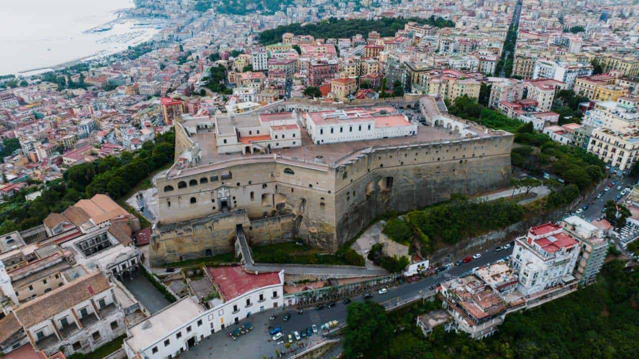 Panorama di Napoli dall'alto con vista sul golfo e sul centro storico nella città, Sicilia, con strade e edifici colorati circostanti.