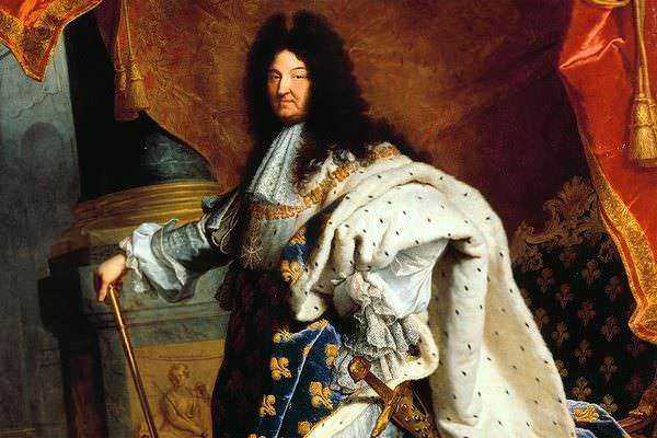 12 Monarchie europee dalla preistoria a oggi 4 Antico ritratto di un re in abiti regali con corona e sedia ornata, ambientato in un ambiente storico con drappi e decorazioni sontuose, rappresenta potere e regalità.