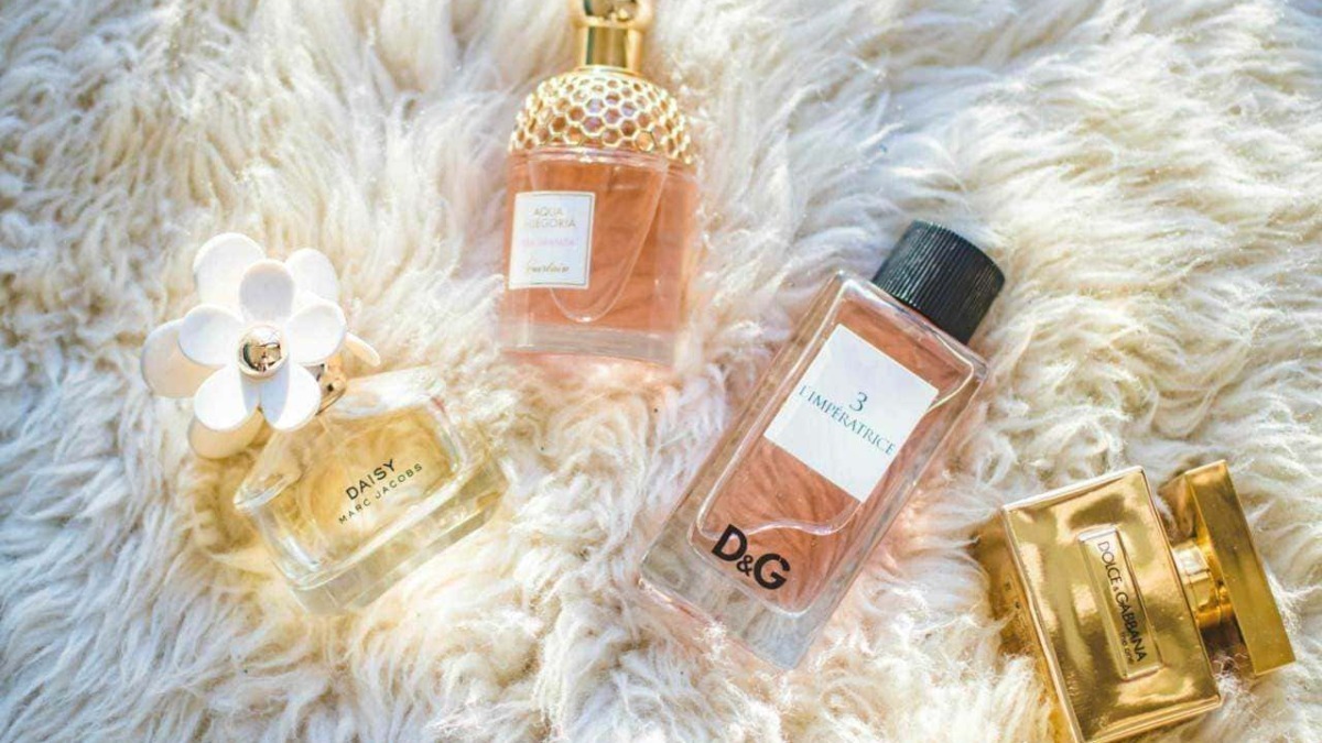 Profumi femminili di lusso, fragranze di alta moda con bottiglie eleganti e design raffinato, perfetti per donne che cercano stile e romantico fascino.