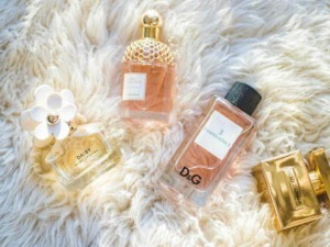 Profumi femminili di lusso, fragranze di alta moda con bottiglie eleganti e design raffinato, perfetti per donne che cercano stile e romantico fascino.