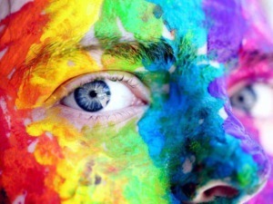 Pittura colorata sul volto con dettagli degli occhi, arte, creatività e espressione artistica, fotografia artistica, tecnica di body painting.