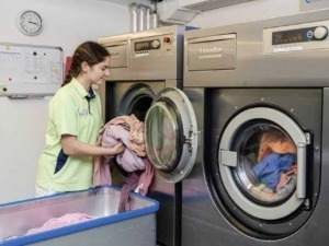 Lavatrice industriale per lavaggio capi di abbigliamento, addetta al lavaggio di vestiti in lavanderia commerciale.