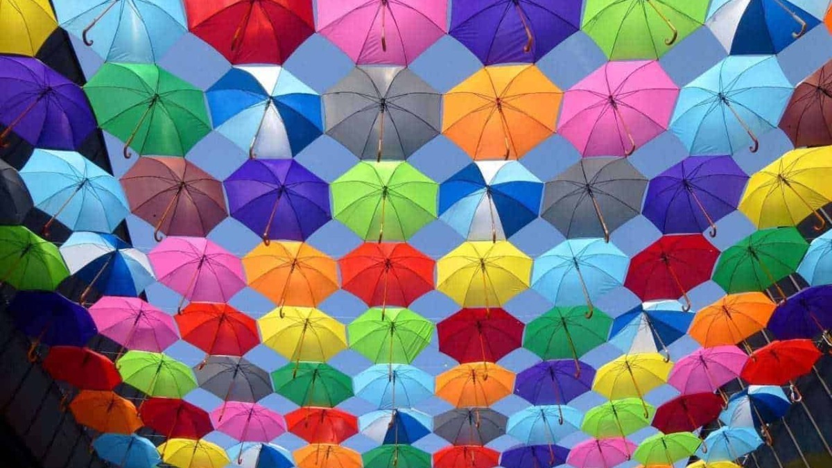 Filename: ombrellini colorati cielo accattivante