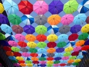 Filename: ombrellini colorati cielo accattivante