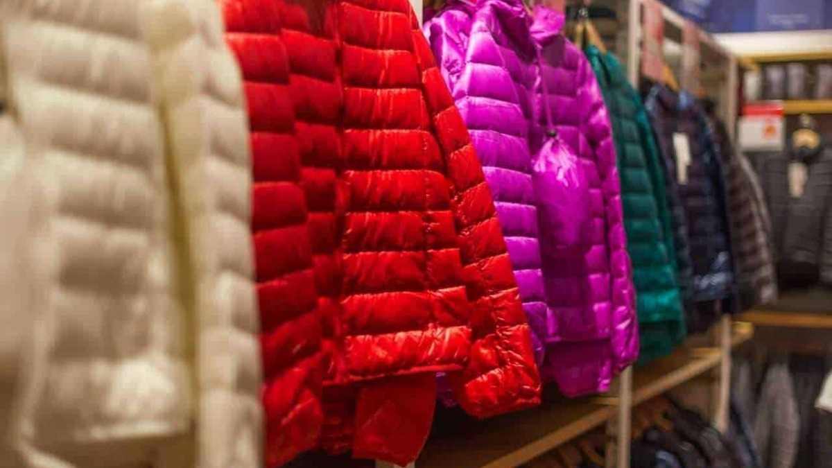 Giacca trapuntata colorata esposta in negozio, disponibili vari colori vivaci per la stagione invernale.